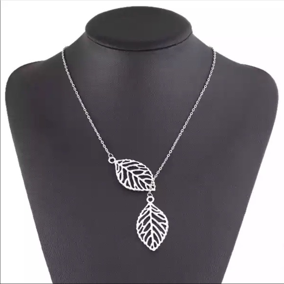 Leaf Shaped Silver Color Necklace - Picture 2 of 4